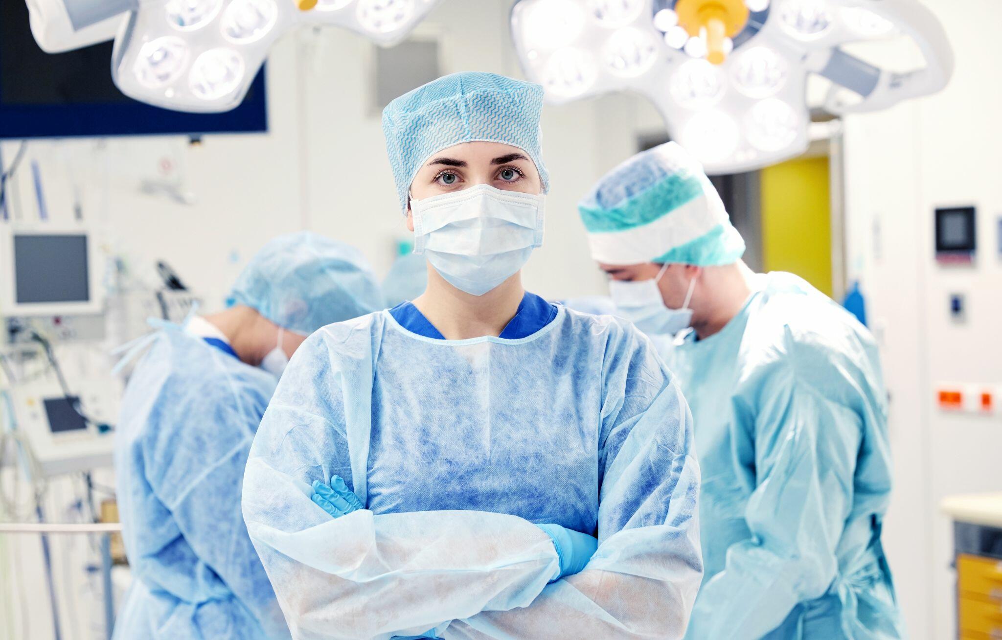 surgeon-in-operating-room-at-hospital-PDV7FWC_0.jpg | hhhs.ca